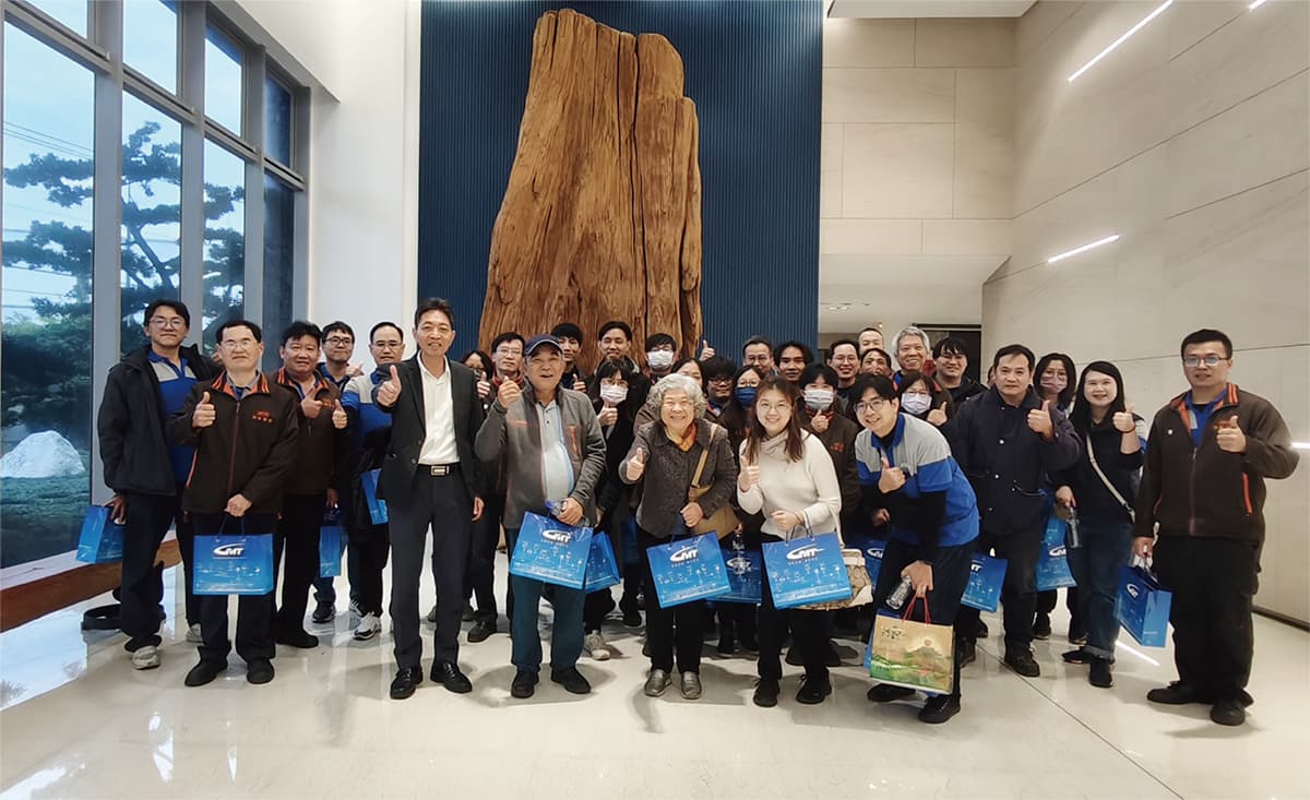 Mr. and Mrs. Liu, Chairman of Mingwei Paper Machinery Company, and their employees visited GMT for exchange.